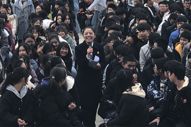 湖北鄂州鄂城区：检察官为中学师生上法治课